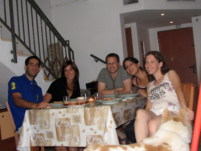 ארוחת שבת אחרונה בדירה בכפר יונה, עם הדור הצעיר לבית ברנשטיין