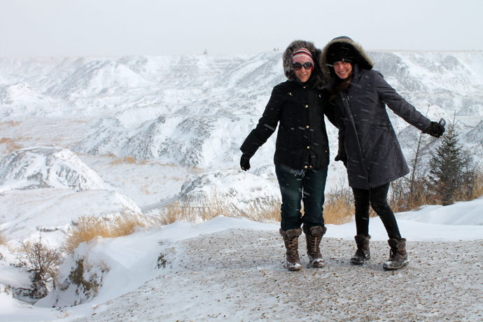 טל ודרור נהנות מסופת שלג. ברקע - קניון הפרסה בבדלנדס. כן, אותו אחד שראיתם בתמונות עם כל הצבעים. רק עכשיו הוא לבן.