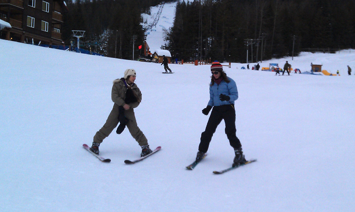 שריל מדגימה לדרור איך לא אמורים להתייצב על סקי (השענות אחורה) היא אחלה מדריכה, אגב