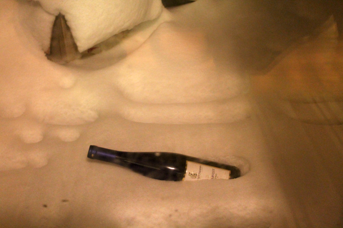 גם זה קורה בחורף - אוי! שיט! שכחתי לקרר את היין! טוב, לא נורא, נשים אותו במרפסת לכמה דקות...