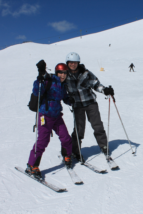 יום הסקי האחרון בשנה שעברה - סאנשיין - צמד המתחילים מרוצים מעצמם