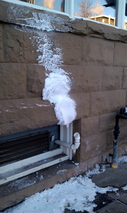צינור פליטת אדים מבניין בדרך לעבודה. כשמספיק קר, האדים קופאים על הקיר.